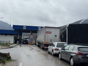 DUGE КOLONE VOZILA NA IZLAZU IZ BiH
