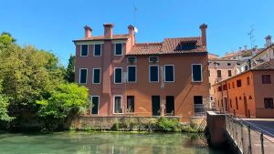 Il Comune verso la vendita della palazzina in Pescheria: «Con l’incasso si aprirebbe il doppio di alloggi pubblici»