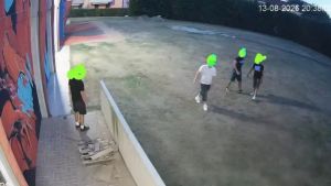 Quattro minorenni vandalizzano la palestra: la scena ripresa dalle telecamere