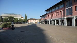 I ragazzi giocano col pallone e fanno rumore in piazza fino alle 23: multa di 50 euro ai genitori
