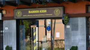 Blitz della polizia locale. Chiusi due barber shop