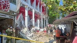 Massive 7.7-magnitude earthquake hits eastern Indonesia, leaving at least 20 dead
