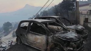 Inferno di fuoco in Croazia, una donna morta e migliaia in fuga in mare: è tra i peggiori incendi nella storia del Paese