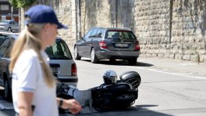 Scontro tra auto e scooter in via Veronese a Trieste: centauro sbalzato e portatosi d'urgenza a Cattinara