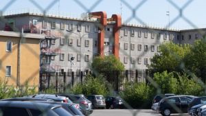 Violenza al carcere della Dozza, detenuto ferisce un ispettore di polizia con una lametta. I sindacati: “Servono interventi”