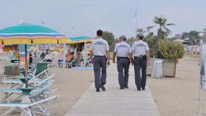 Bibione, 55enne accusato di pedofilia: nella camera d’albergo migliaia di foto e video di bambini