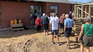 Kø for at se nye bo­li­ger til rej­se­gil­de: 24 af de 36 ræk­ke­hu­se er al­le­re­de reser...