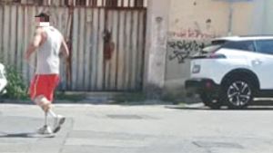 Livorno, rapina il negozio col coltello e fugge (coi soldi): «Il bandito aveva due protesi alle gambe»