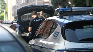 Ruba da un’auto in sosta, ma viene beccato dal proprietario: il ladro gli morde una mano e poi tenta la fuga
