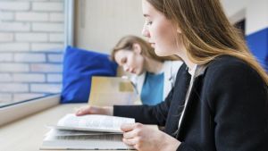 Deze neerlandicus onderzoekt hoe jongeren lezen. ‘Is ChatGPT het probleem, of ons onderwijs?’