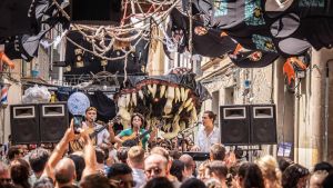 Mucha gente y calles llenas de color en el primer día de las Fiestas de Gràcia pese al calor