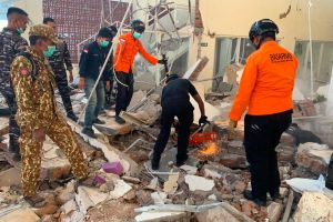 Magnitude 7.7 earthquake strikes off Indonesia’s coast, killing at least 40 and toppling buildings