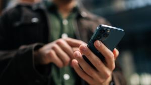 “Uscite di casa e venite qui da noi”, la truffa telefonica dei falsi poliziotti