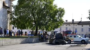 Fontanafredda, prendono fuoco due auto nel parcheggio della chiesa di Vigonovo: nessun ferito