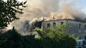 Fiamme a Campo San Martino: brucia legna in giardino e devasta la casa