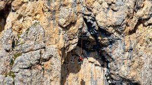 Scalatrice rimane sospesa nel vuoto: salva grazie all’intervento del soccorso alpino