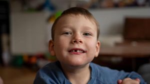 Familie samler 7,3 millioner til at redde otteårige August