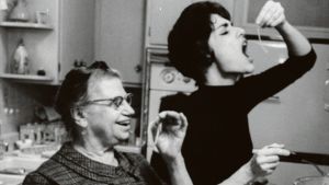 Panificare, modellare ceramiche, cucire a mano: c’è un futuro o è solo nostalgia?