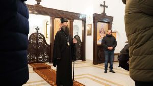 Vladika Ilarion i monasi Visokih Dečana posetili porodicu Rašković u selu Dren