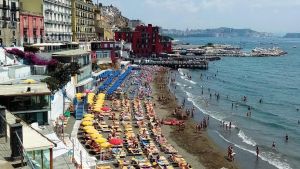 Ferragosto al mare, a Napoli la spesa media e di 60 euro. A Capri si arriva a 580 a coppia con vista Faraglioni
