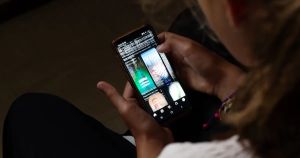Réseaux sociaux pour les moins de 15 ans : de la liberté de scroller comme principe constitutionnel, par Abel Quentin