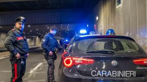 Milano, ragazza di 19 anni soccorsa fuori dall’Hollywood: “Sono stata violentata”