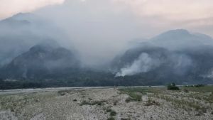 Fiamme verso Tolmezzo, il testo dell’ordinanza del sindaco: tutte le regole per residenti e soccorsi
