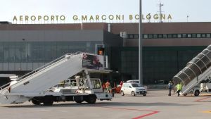 Aeroporto di Bologna, passeggero muore colpito da un infarto durante l’atterraggio del suo volo