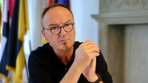 Konstanzer OB im Sommerinterview: „Kürzungen wird es fast flächendeckend geben“