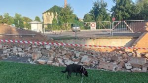 Sbaglia manovra e abbatte un muro