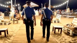 Ferragosto di sangue sul lungomare di Rimini: rissa tra due bande di nordafricani, tre accoltellati