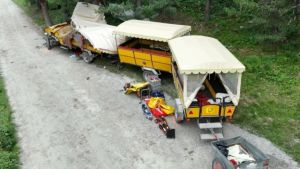 Incidente a Pontresina, carrozza esce di strada e si schianta contro un albero: una donna morta e 12 feriti