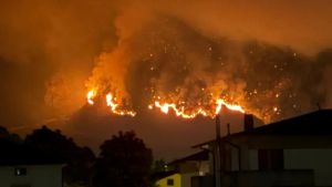 Incendi in Carnia, il punto: 400 ettari bruciati in pochi giorni, 25 gli sfollati. Nuovo fronte a Fusea