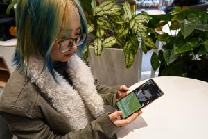 Comment assurer la sécurité de nos ados quand ils se tournent vers les chatbots d'IA pour y chercher un soutien émotionnel