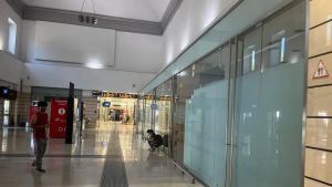 Senza edicola, bancomat e prese per il telefono: così la stazione di Udine ha perso tutti i suoi servizi