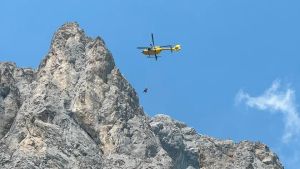 Cinquantenne cade da dieci metri durante l’arrampicata sulla via De Infanti: interviene l’elisoccorso