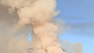 Finestre chiuse e niente condizionatori: i consigli dei medici per difendersi dal fumo degli incendi