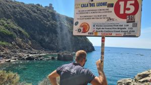 Livorno, palpeggia due donne a Cala del Leone: arrestato muratore