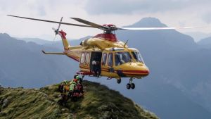 Cade in bici sulla mulattiera e precipita nel bosco: sessantenne fa un volo di 20 metri e finisce in ospedale