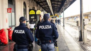 Violenza in stazione a Bologna: prende a calci e pugni una passeggera, poi si scaglia contro un agente di polizia