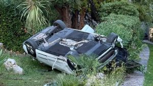 Si schianta contro una moto a Sistiana, fugge e si cappotta nel giardino di una villa di Duino. Ventenne arrestato