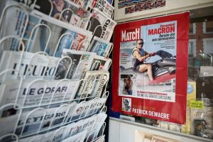 Macron en jet-ski, Sarkozy sur le yacht de Bolloré… Ce que les vacances des présidents disent de leur déconnexion