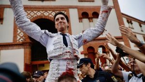 Un arrollador Roca Rey desata la locura en El Bibio en otra tarde de gran entrada en los tendidos