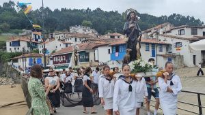 Tazones se echó a la mar para honrar a San Roque y cumplió con la 