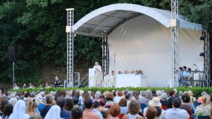 Zuppi invoca la pace a Villa Revedin: “Solo l’amore unirà il mondo”
