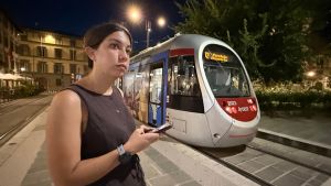 Viaggio in tramvia di notte, tra vagoni vuoti e senso di insicurezza: “Ubriachi e molesti, da sola ho paura, preferisco l’auto”