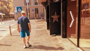 La serata all’Hollywood, poi la violenza improvvisa. Una 19enne denuncia: “Io stuprata”. Caccia all’uomo a Milano