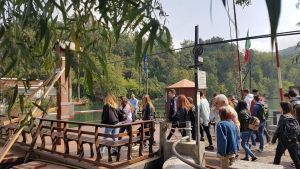 La secca dell’Adda ferma il genio di Leonardo: a Imbersago il traghetto rimane ormeggiato al pontile
