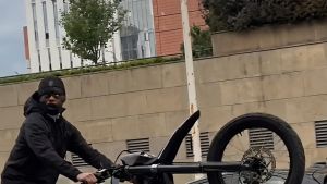 Raduni di Ferragosto fuori controllo per le strade dell’hinterland: impennate in moto e lancio di razzi, poi il brivido della morte dei “418” è esibito su Instagram e TikTok