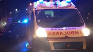 La festa si trasforma in paura. Pugno al volto, batte la testa. Un 47enne in gravi condizioni